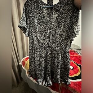Floral romper women’s. Never been worn. I’ll take best offer as well.
